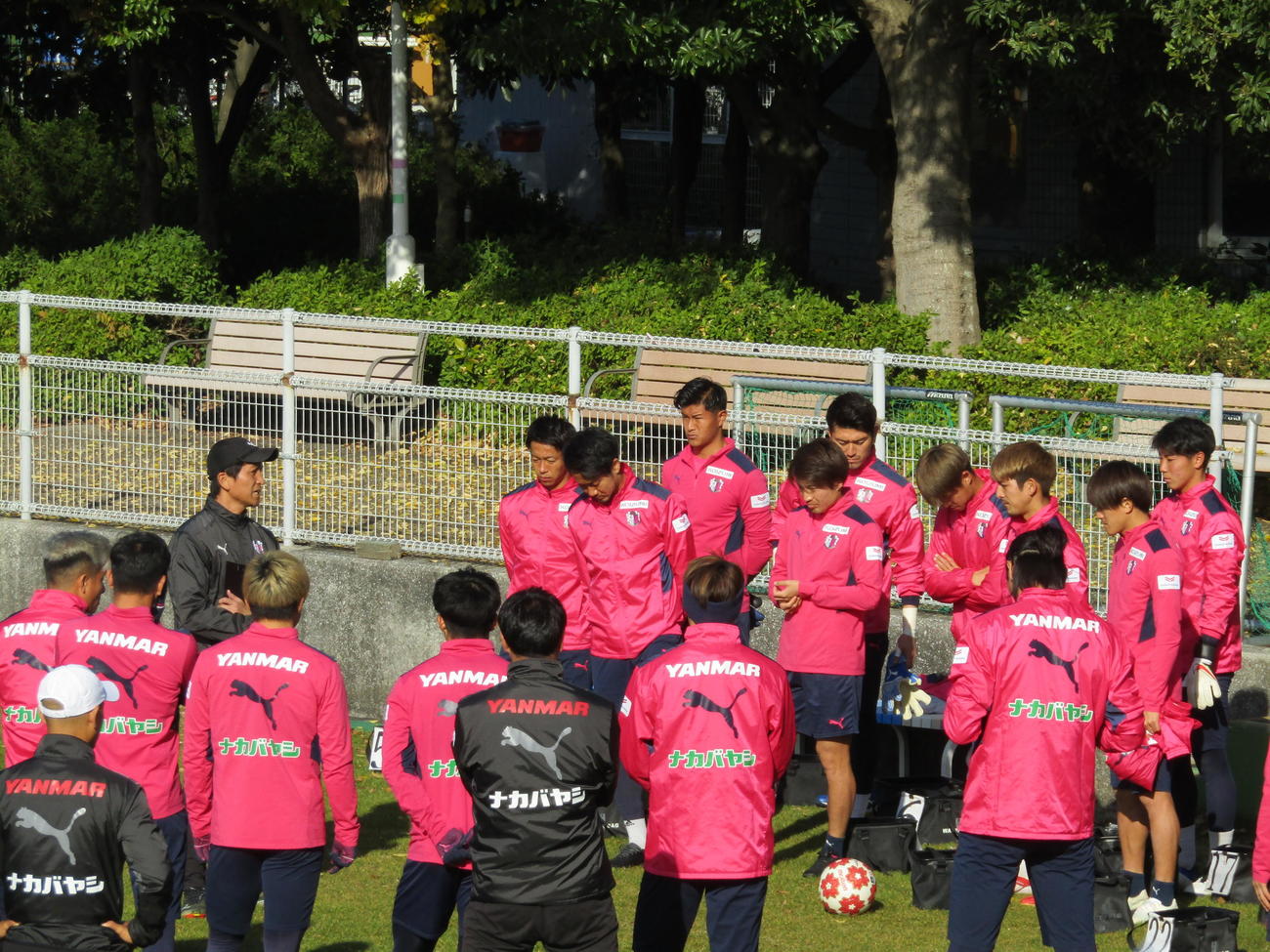 9日の練習で指示を出すC大阪小菊監督（左奥）