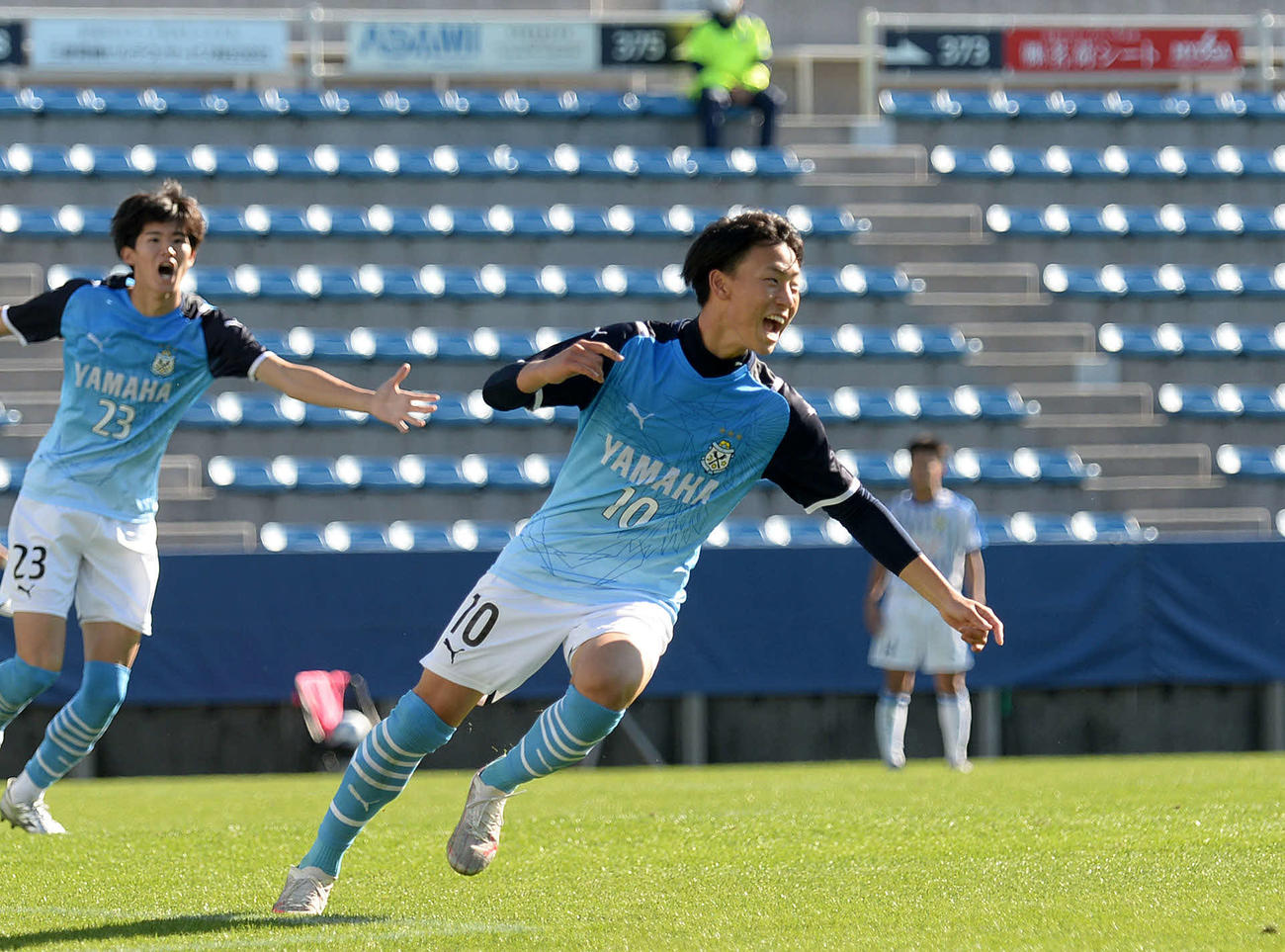 追加点を奪い、雄たけびを上げる磐田U－18・西村（右）。左は先制点を決めたFW後藤