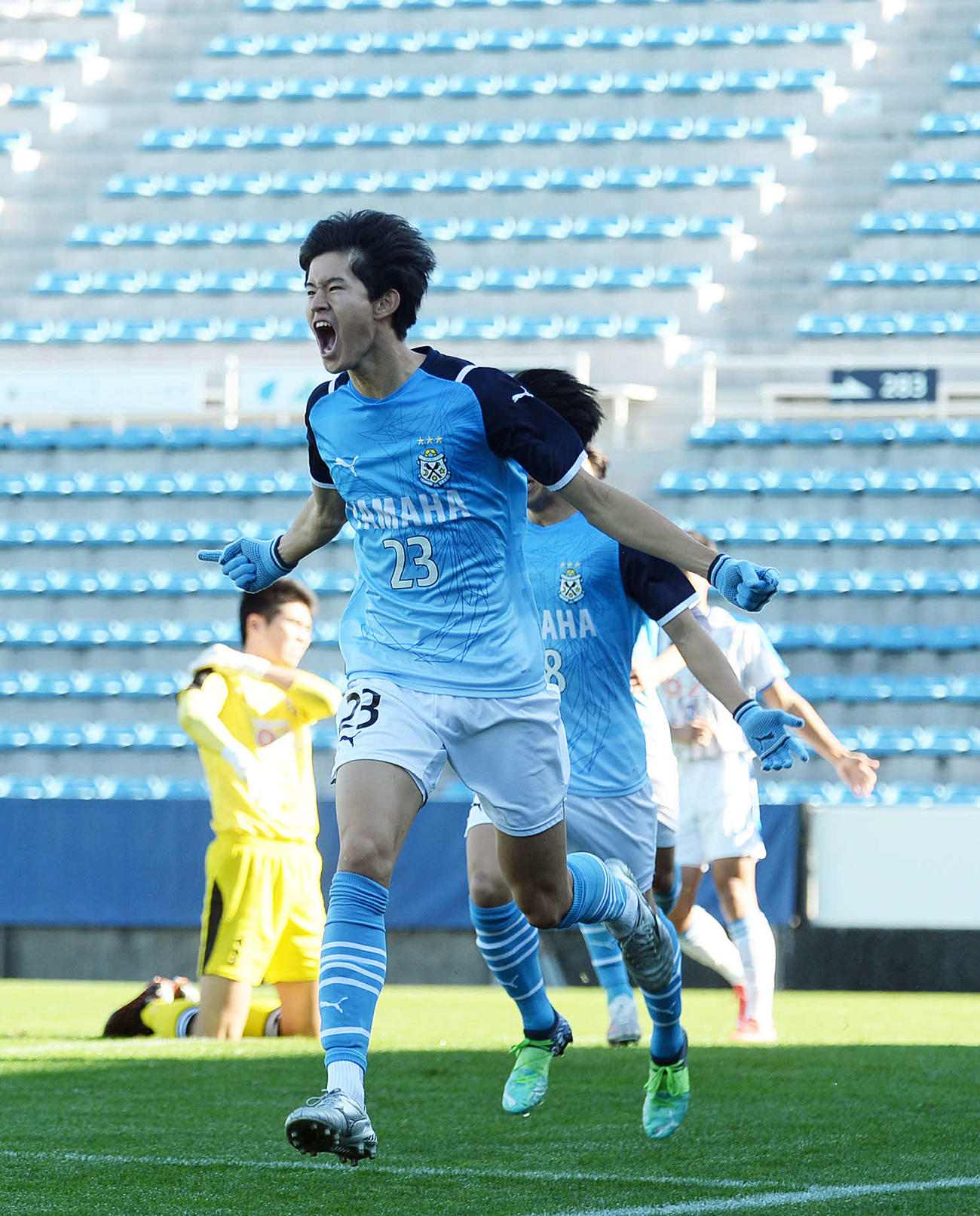 先制点を決めて歓喜する磐田U－18・後藤