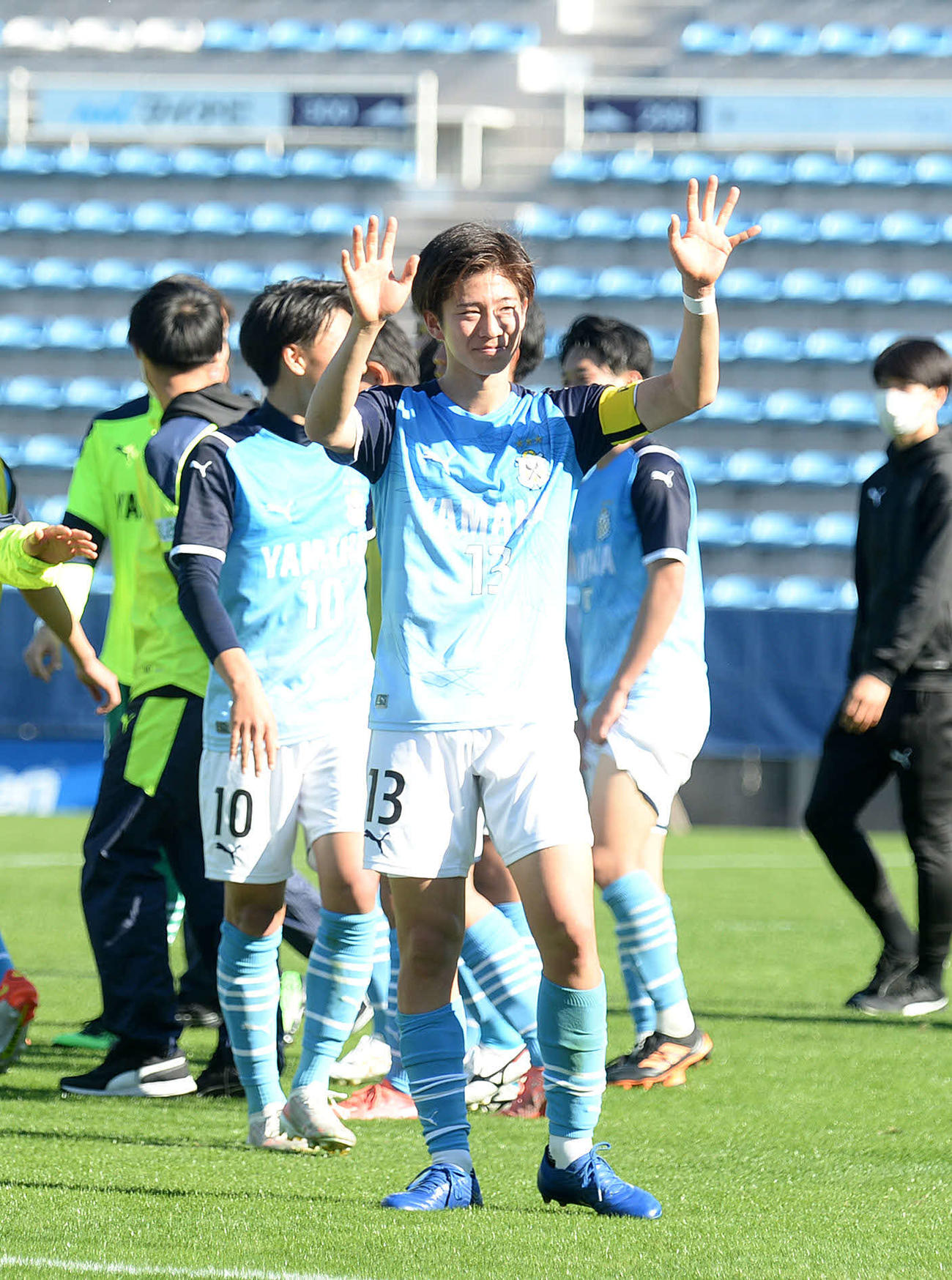 試合後、スタンドに向かって手を振る磐田U－18・藤原