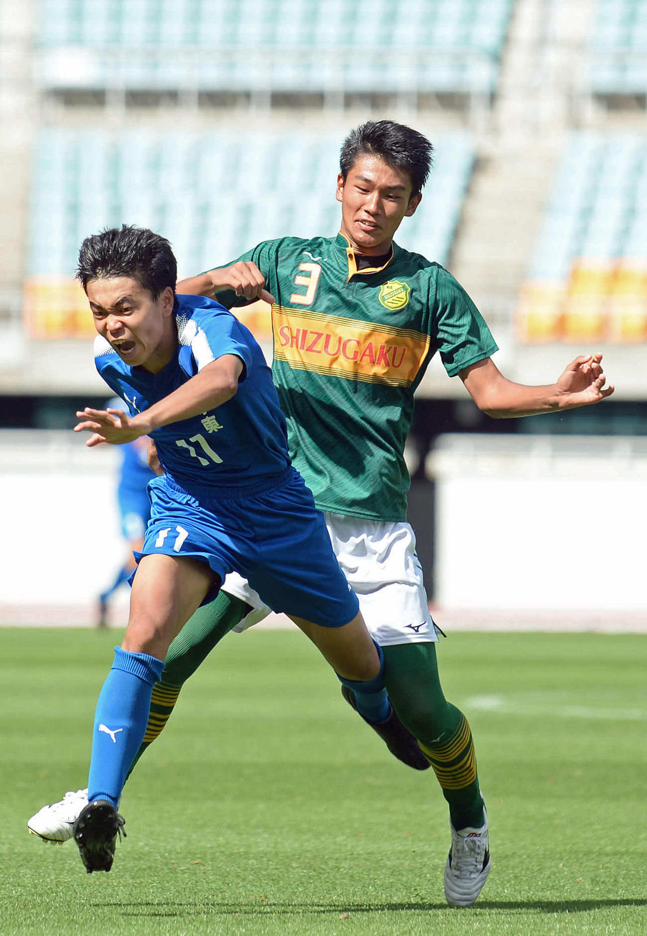 激しく競り合う静岡学園・行徳（右）