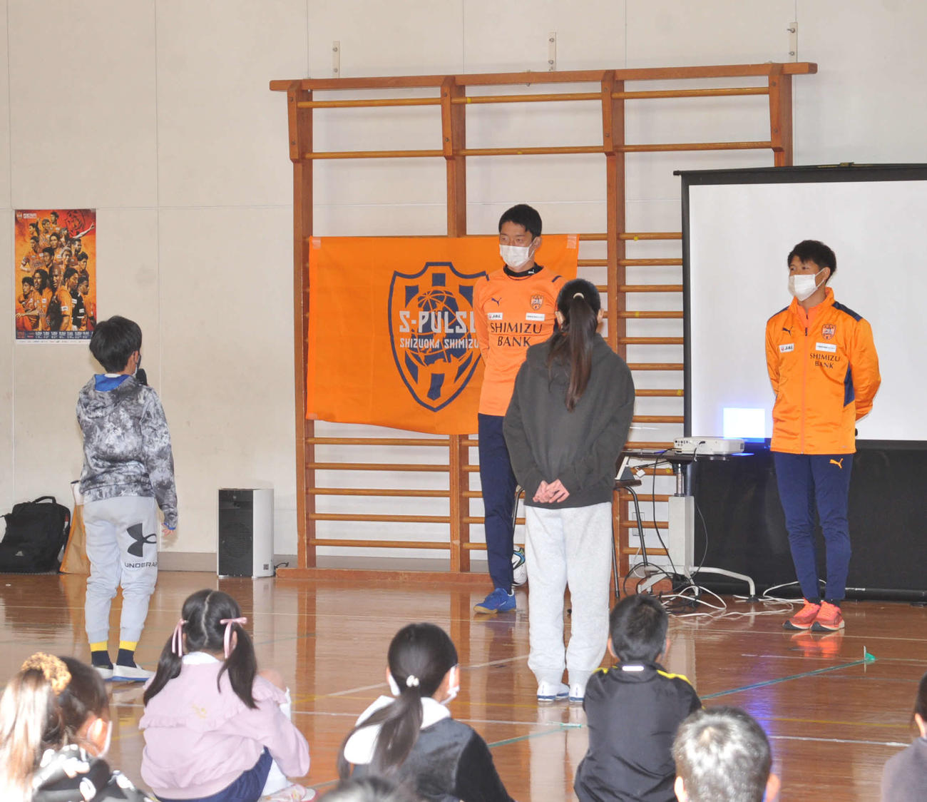 児童からお礼の言葉を述べられる清水GK権田（奥左）と滝