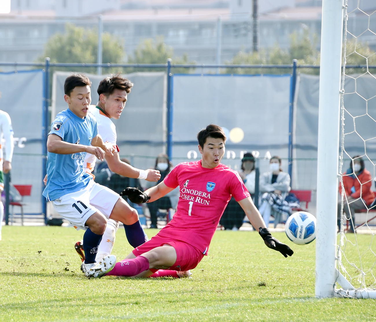 横浜FCユース対青森山田　前半44分、ダメ押しの4点目を奪う青森山田MF松木（中央）（撮影・山田愛斗）