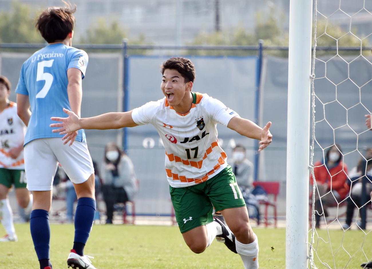 横浜FCユース対青森山田　前半36分、チーム3得点目を挙げ、両手を広げて喜ぶ青森山田FW渡辺星（撮影・山田愛斗）