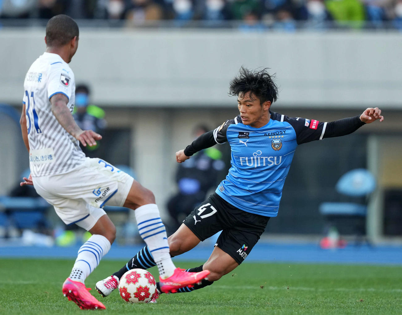 川崎F対大分　後半、ドリブルする川崎F旗手（右）（撮影・横山健太）