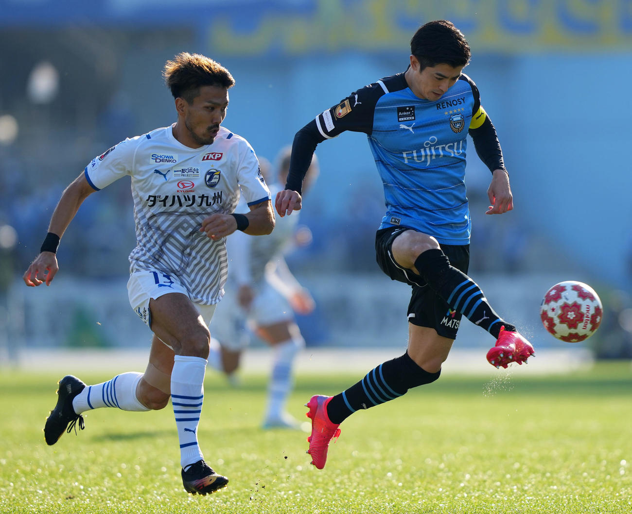 川崎F対大分　前半、ボールを追う川崎F谷口（右）と大分伊佐（撮影・横山健太）