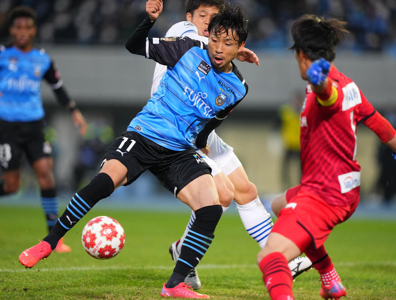 川崎F対大分　延長後半、ゴールを決める川崎F小林（撮影・横山健太）