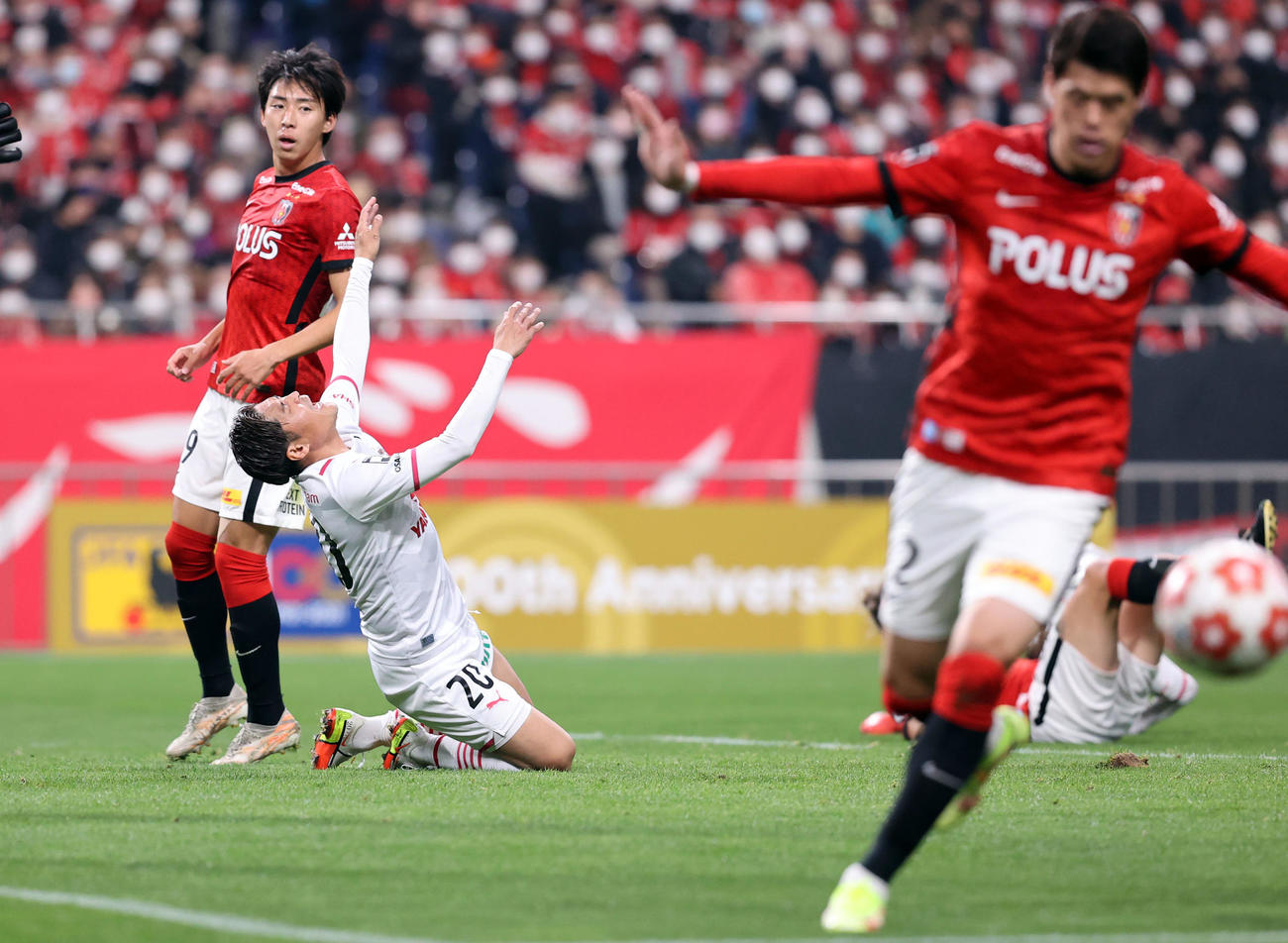 浦和対C大阪　前半、ゴール前のボールに飛び込むも合わせられず悔しがるC大阪大久保（左から2人目）（撮影・浅見桂子）