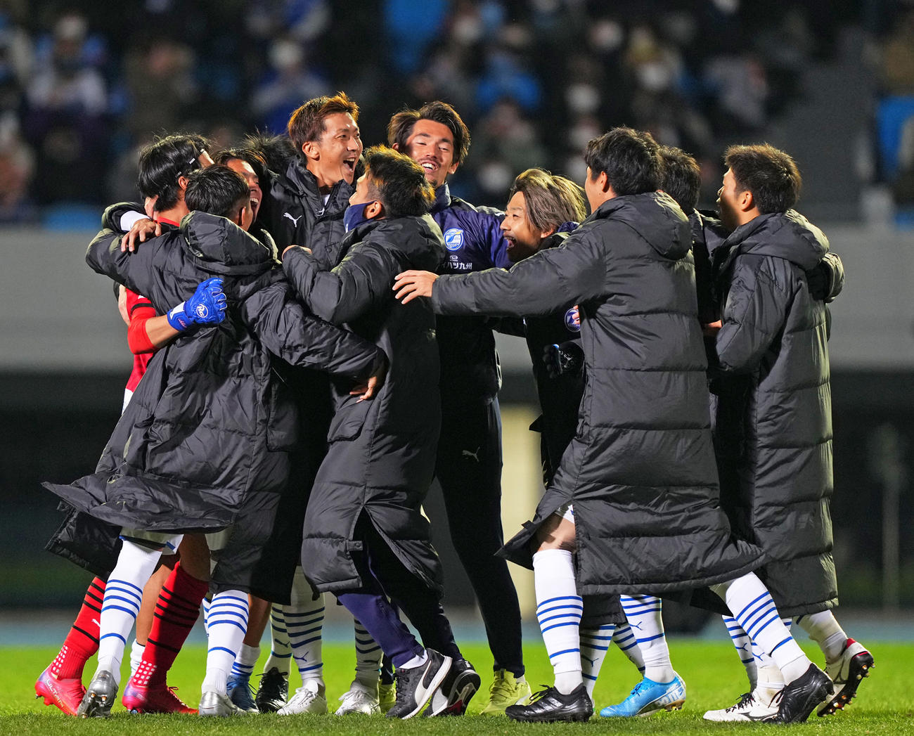 決勝進出を果たし歓喜する大分イレブン（撮影・横山健太）