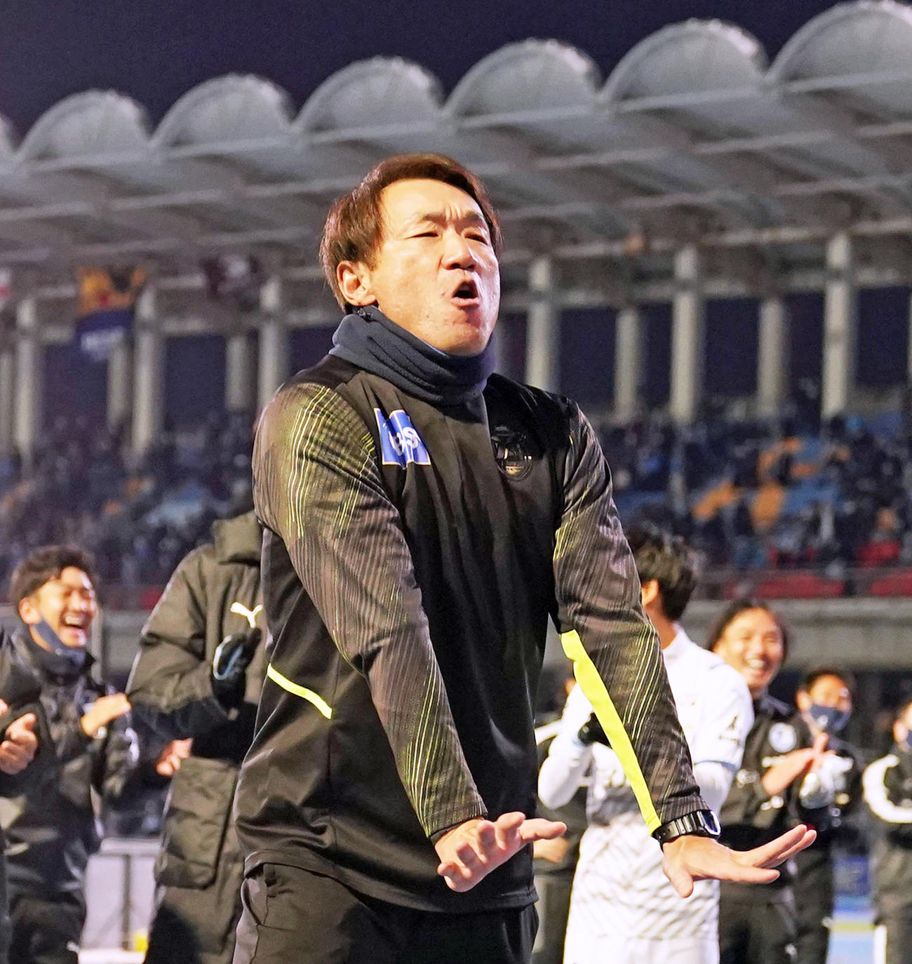 決勝進出を果たし大分サポーターの前でおどける片野坂監督（撮影・横山健太）