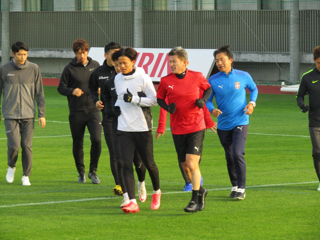 大阪府内で自主トレを始めたカズ（中央）は後輩Jリーガーとランニングする