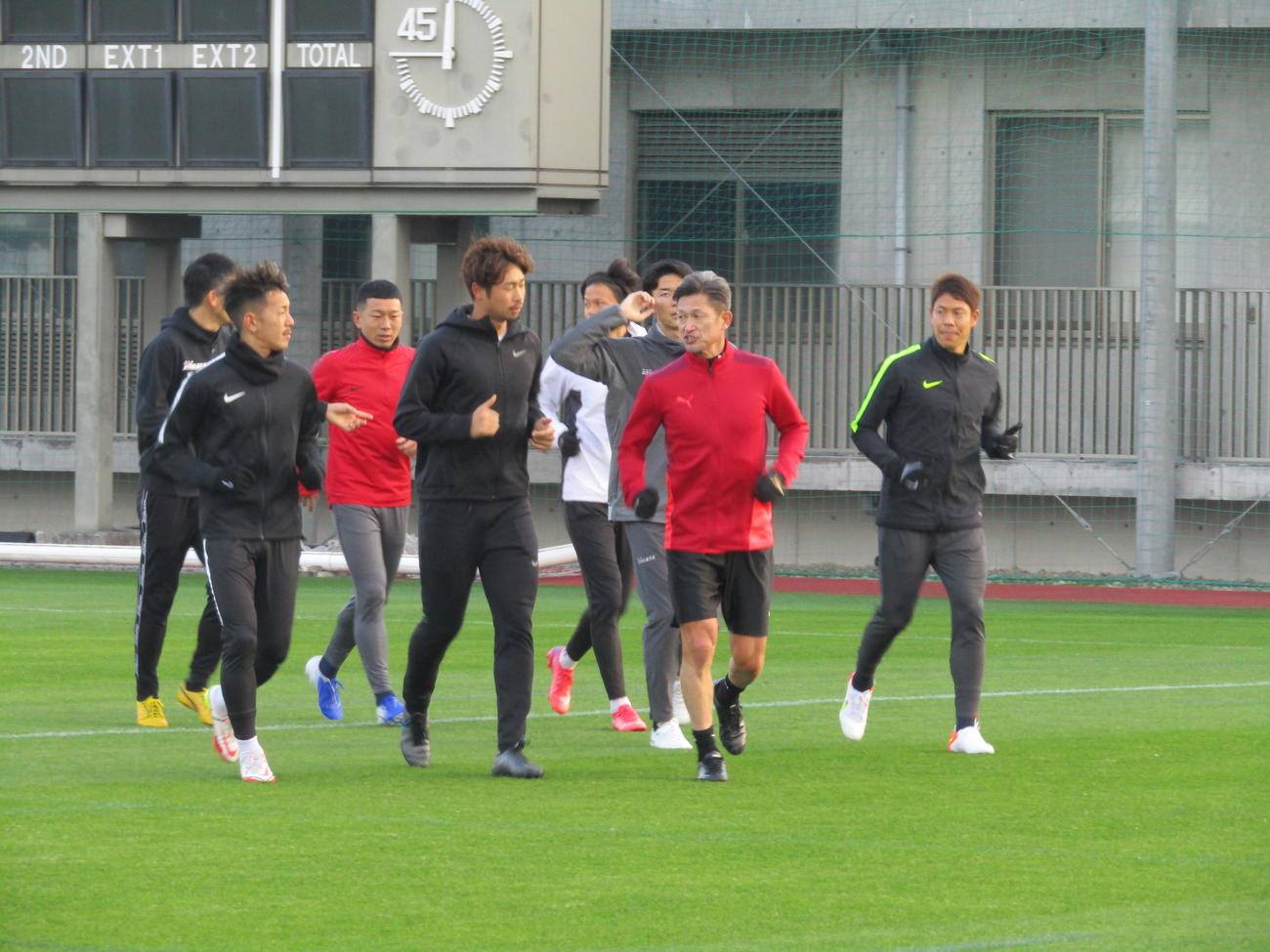 大阪府内で自主トレを始めたカズ（前列右から2番目）はG大阪MF井手口陽介（前列左端）や同DF三浦弦太（同中央）から質問攻め