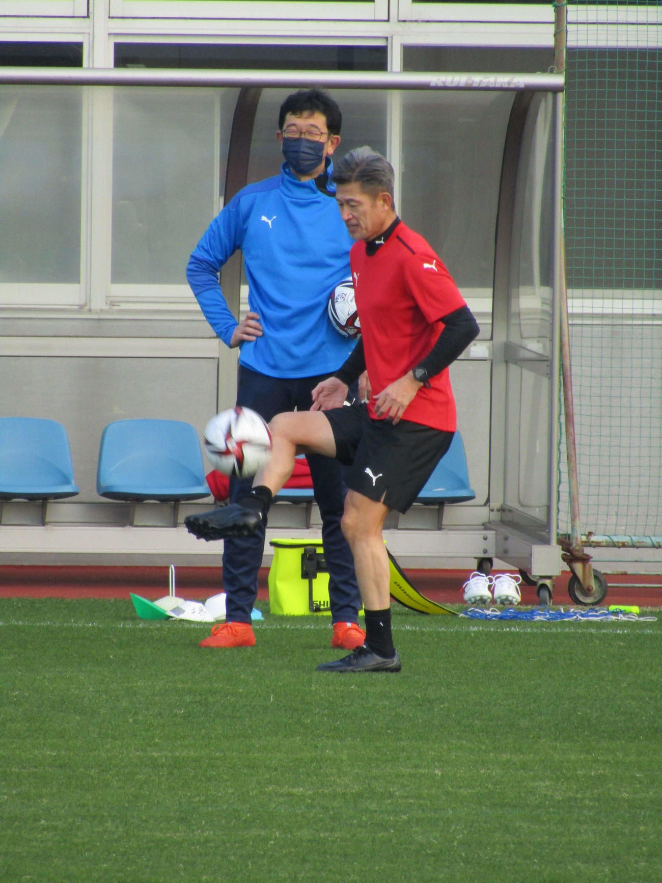大阪府内で自主トレを行うカズ