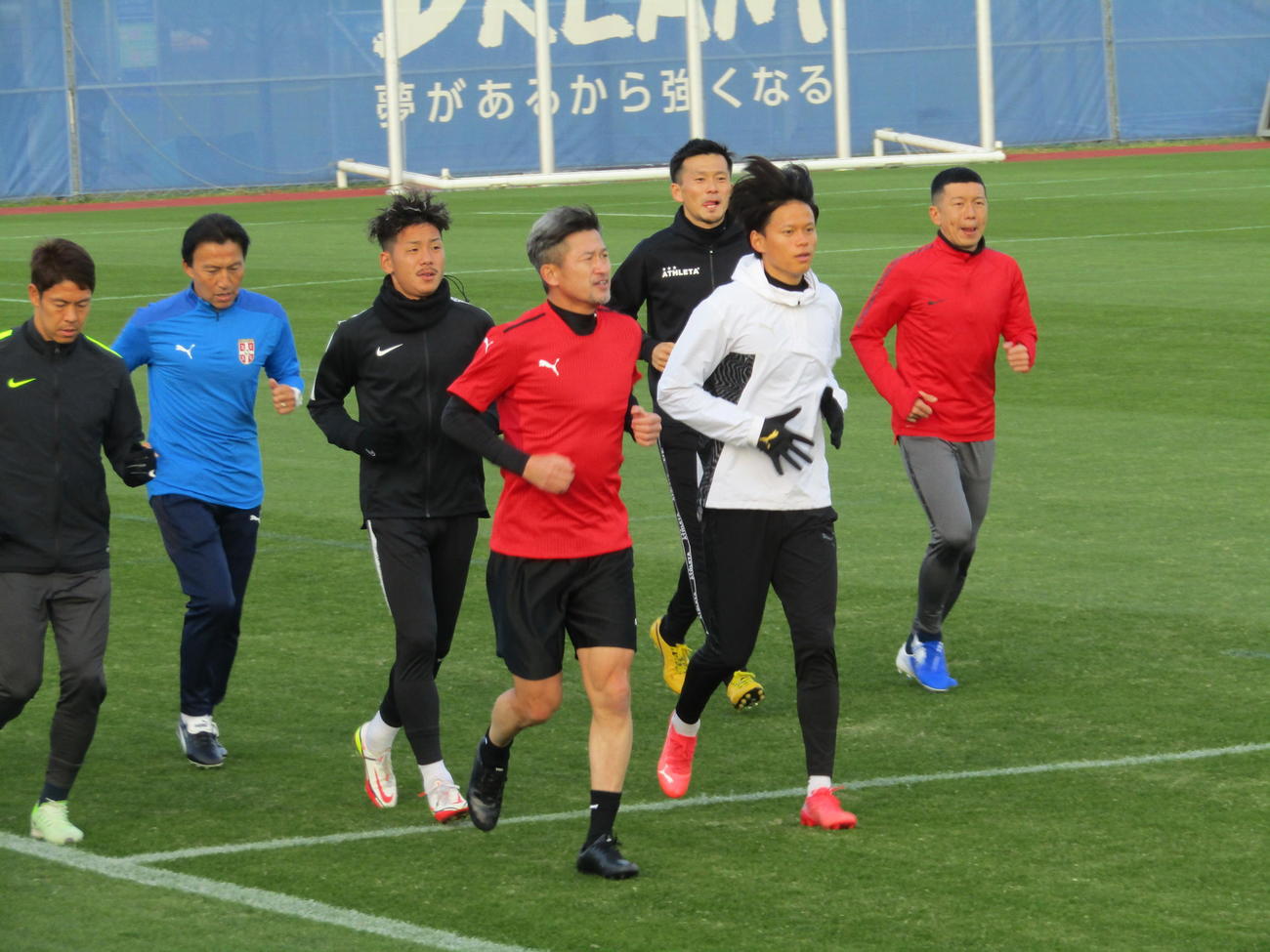 大阪府内で自主トレを始めたカズ（中央）はG大阪MF井手口陽介（左隣り）や同MF小野瀬康介（右隣り）ら後輩Jリーガーとランニング