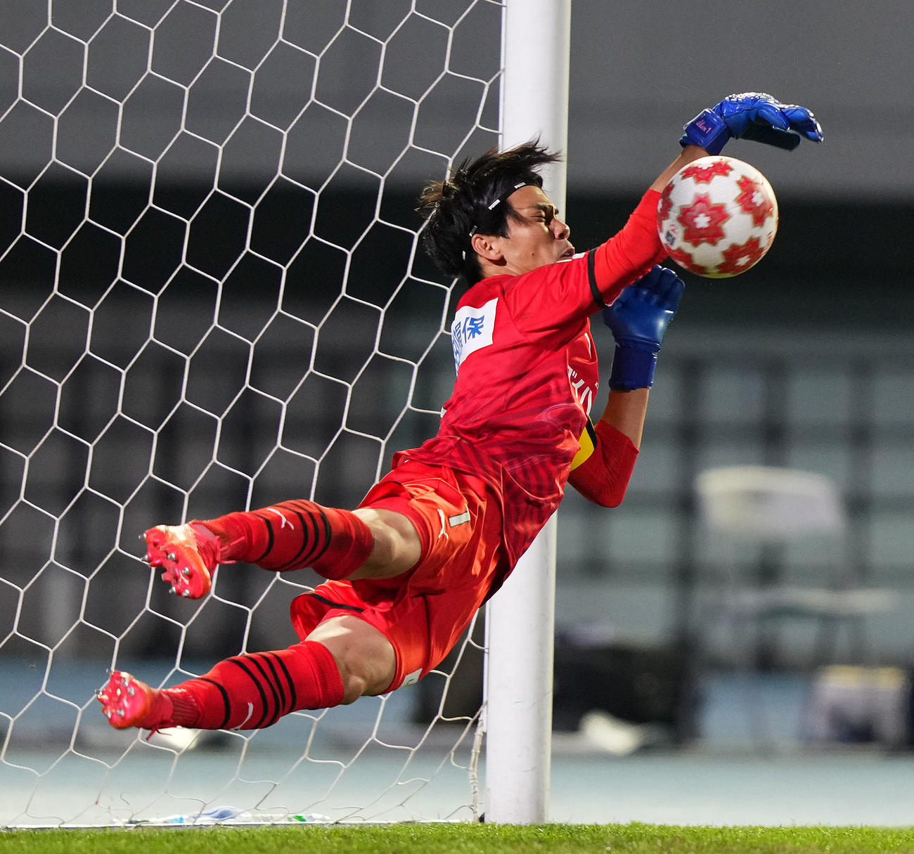 川崎F対大分　PK戦、7人目のキッカー川崎F山根のPKをブロックする大分GK高木（撮影・横山健太）