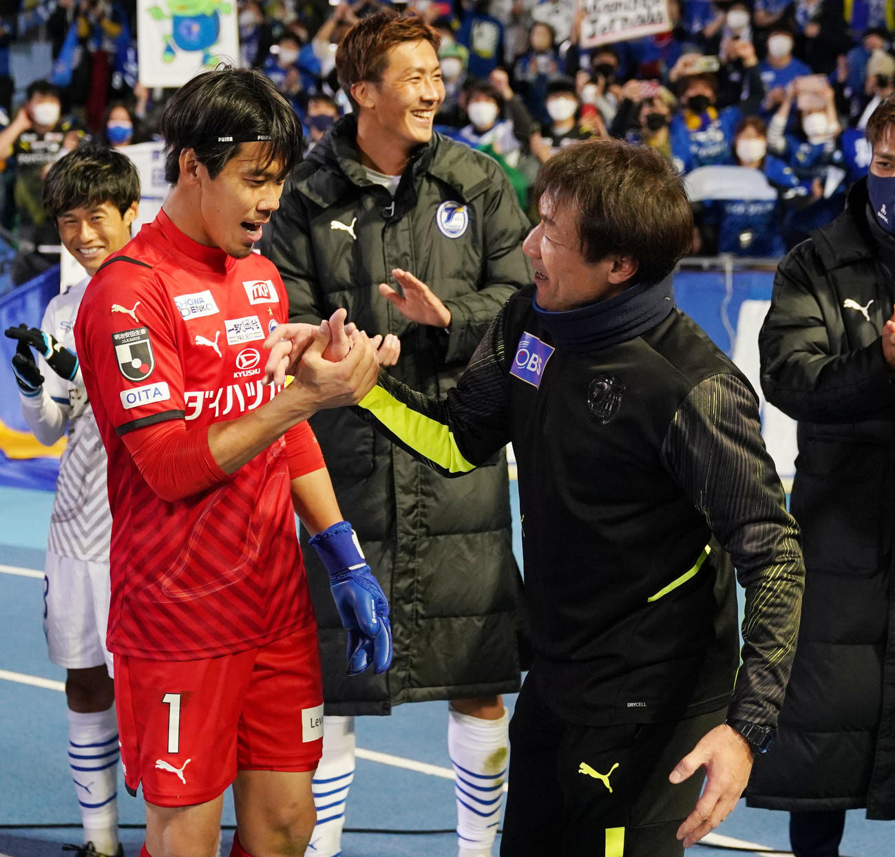 川崎F対大分　決勝進出を果たし大分GK高木（左）とタッチをかわす片野坂監督（撮影・横山健太）