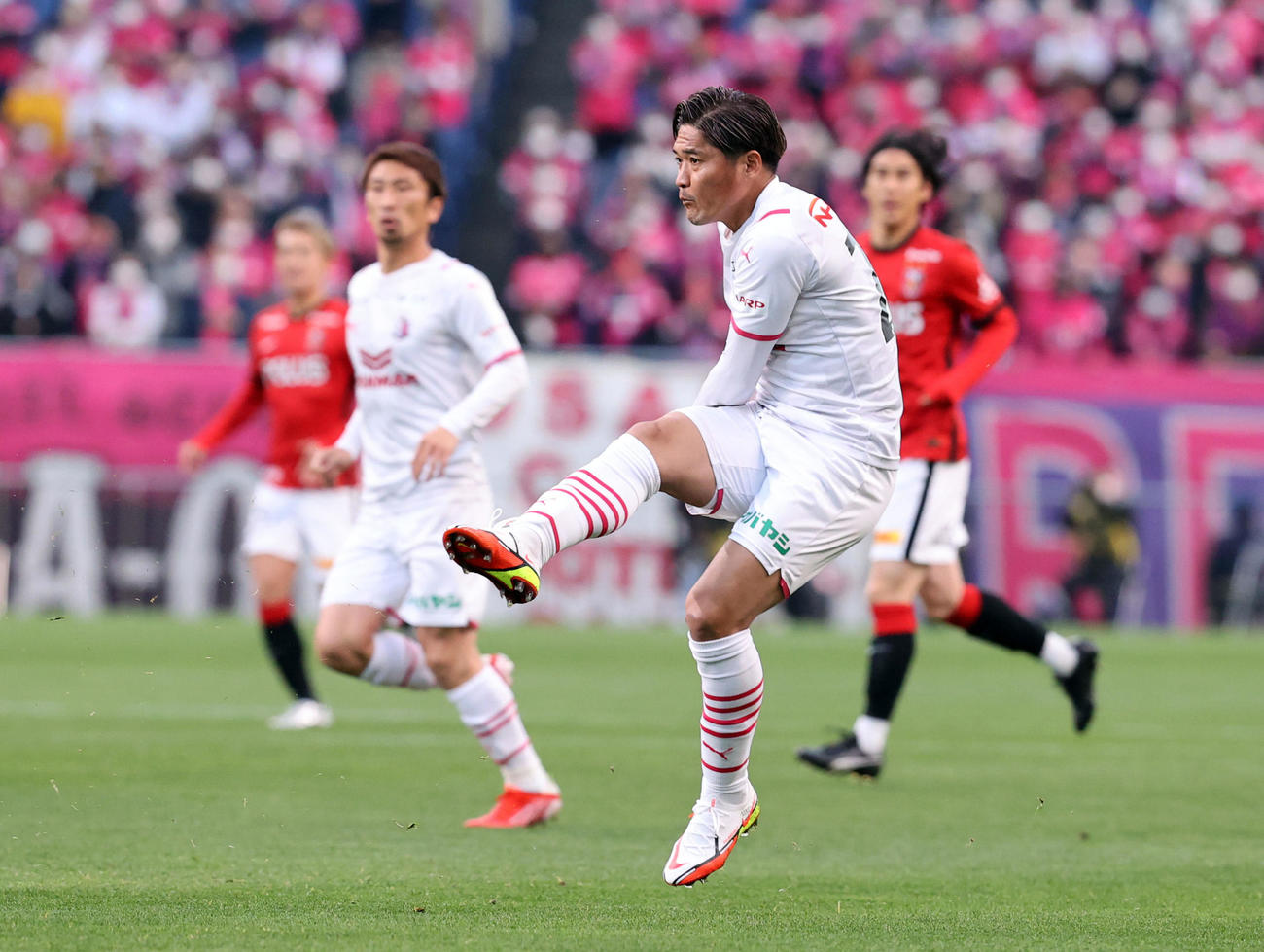 浦和対C大阪　前半、シュートを放つC大阪・大久保（撮影・浅見桂子）