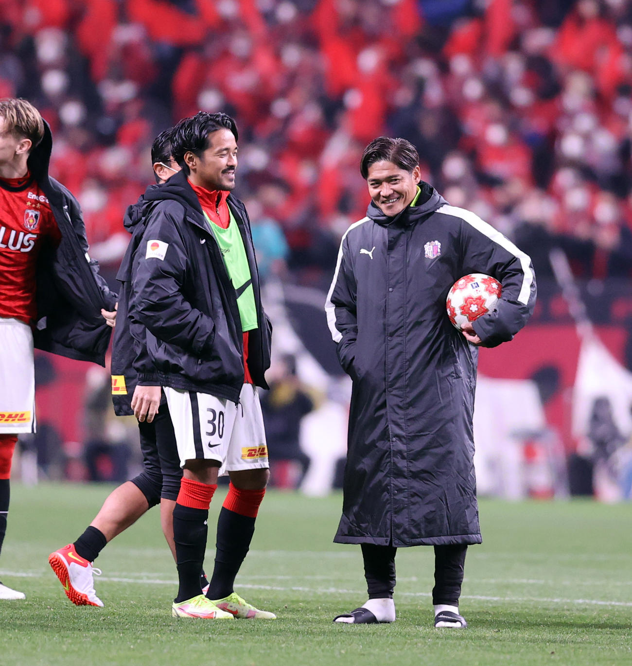 浦和対C大阪　C大阪大久保（右）は浦和興梠から笑顔で労われる（撮影・浅見桂子）