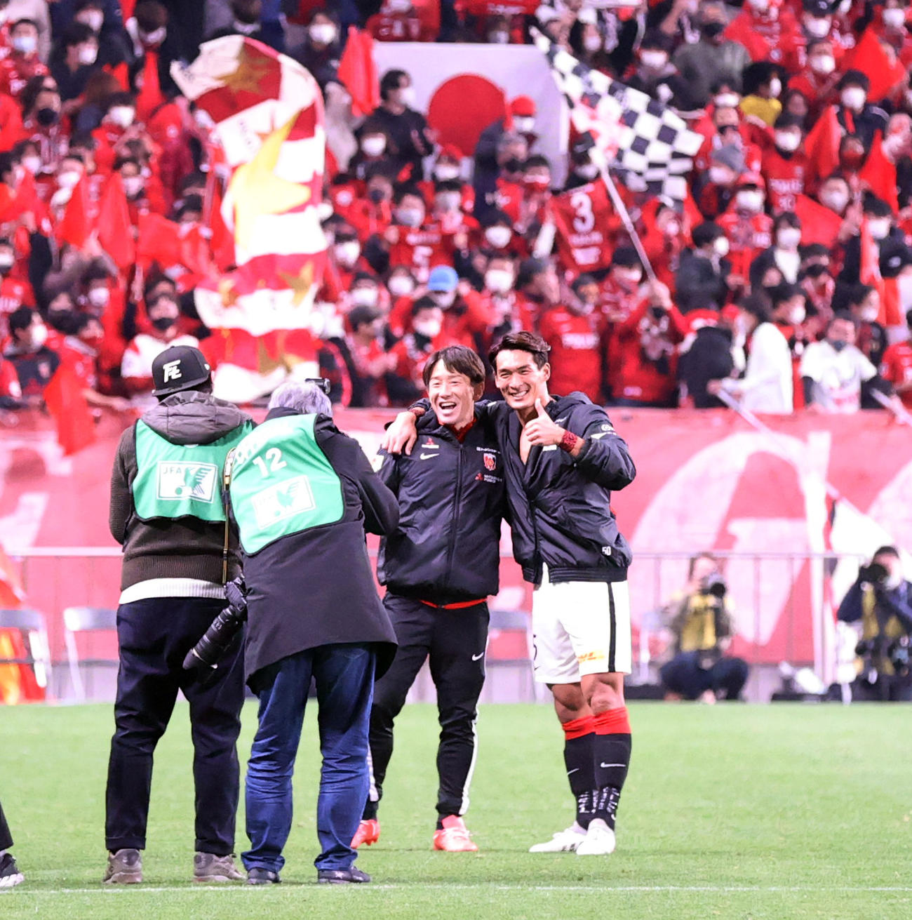 浦和対C大阪　決勝進出を決めた浦和槙野（右）と宇賀神はサポーターを背に笑顔で記念撮影する（撮影・浅見桂子）