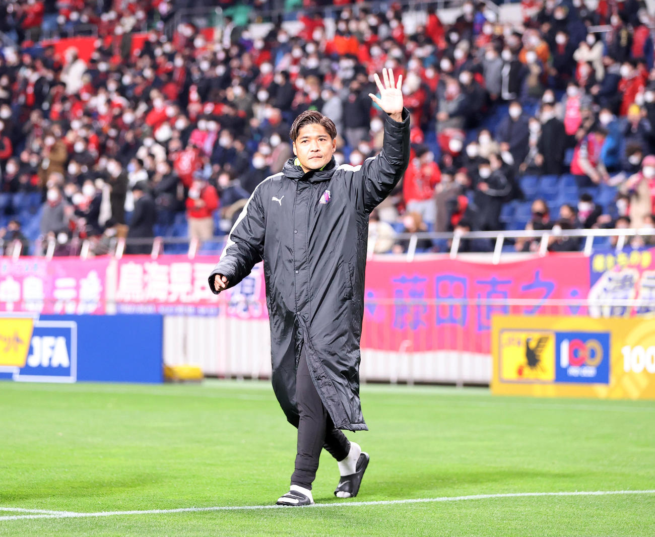 浦和対C大阪　決勝進出ならず、サポーターに手を振りあいさつするC大阪大久保（撮影・浅見桂子）