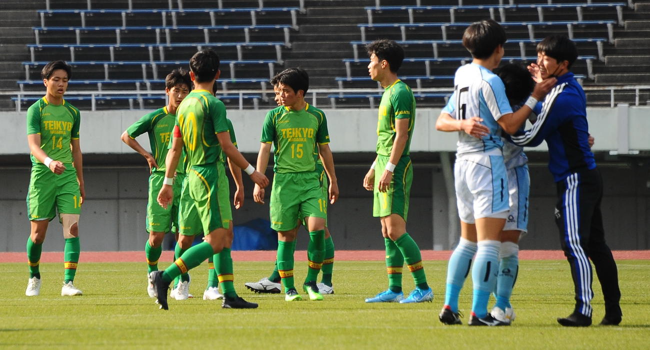 逆転負けにぼう然とする帝京長岡メンバー