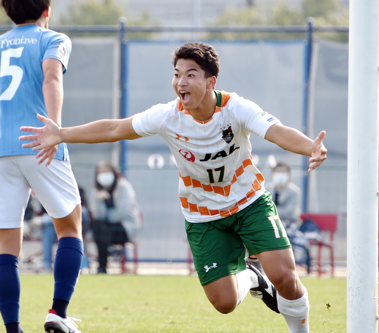 横浜FCユース対青森山田　前半36分、3得点目を沈めて両手を広げて喜ぶ青森山田FW渡辺星（撮影・山田愛斗）