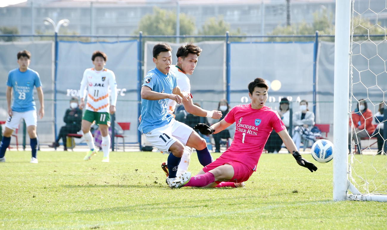 横浜FCユース対青森山田　前半44分、ダメ押しの4点目を奪う青森山田MF松木（右から2人目）（撮影・山田愛斗）