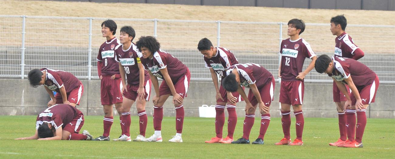 尚志対JFAアカデミー福島　試合に敗れ悔しがる尚志イレブン（撮影・佐藤究）