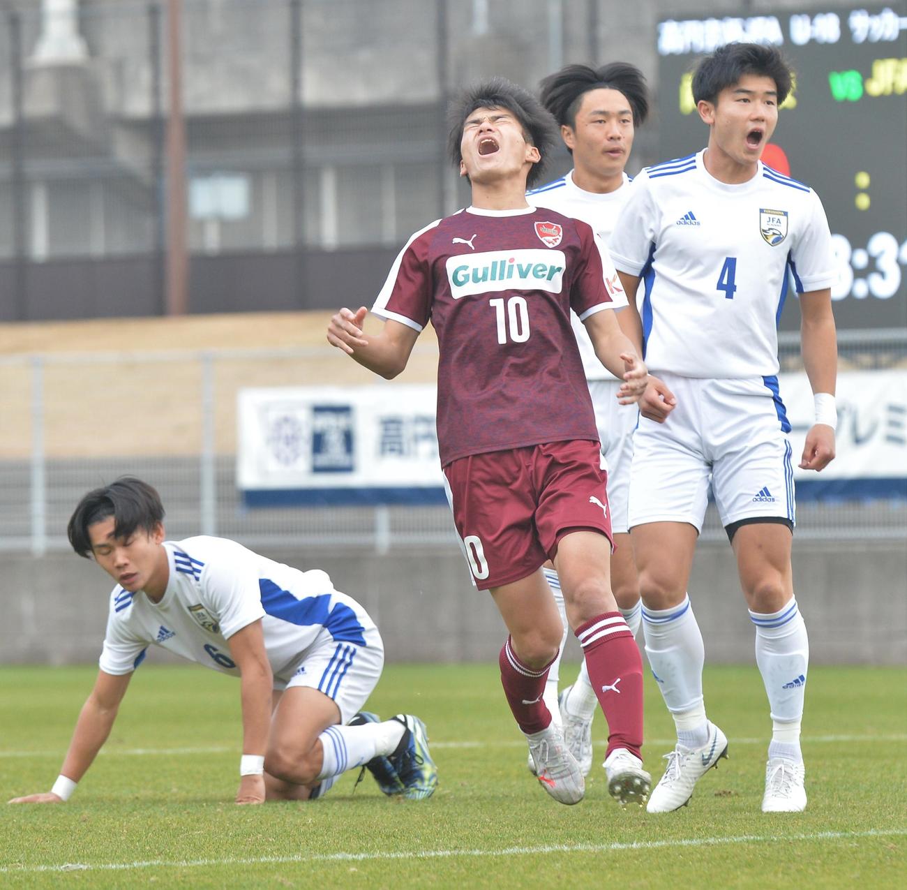 尚志対JFAアカデミー福島　前半3分、シュートを外し悔しがる尚志MF松尾（中央）（撮影・佐藤究）