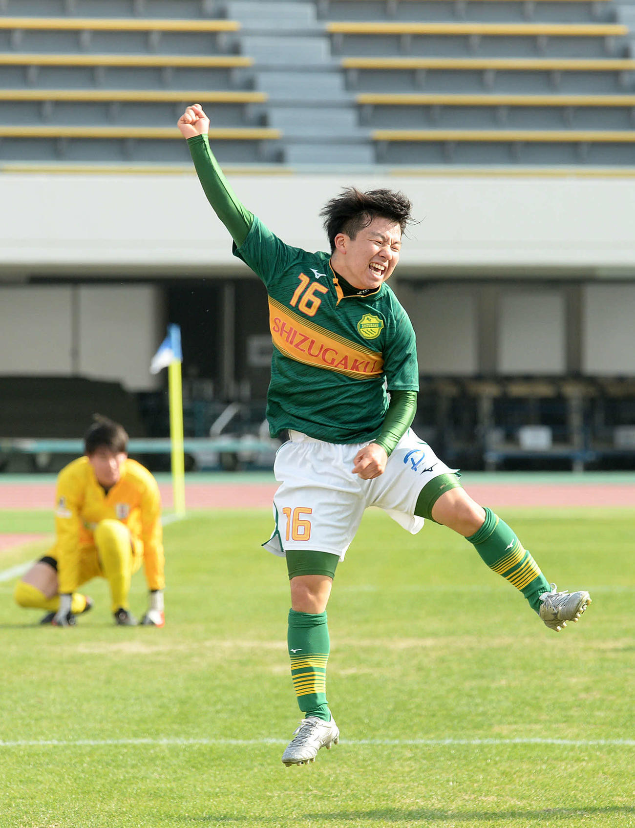 PKで決勝点を決め、跳び上がって歓喜する静岡学園・高橋
