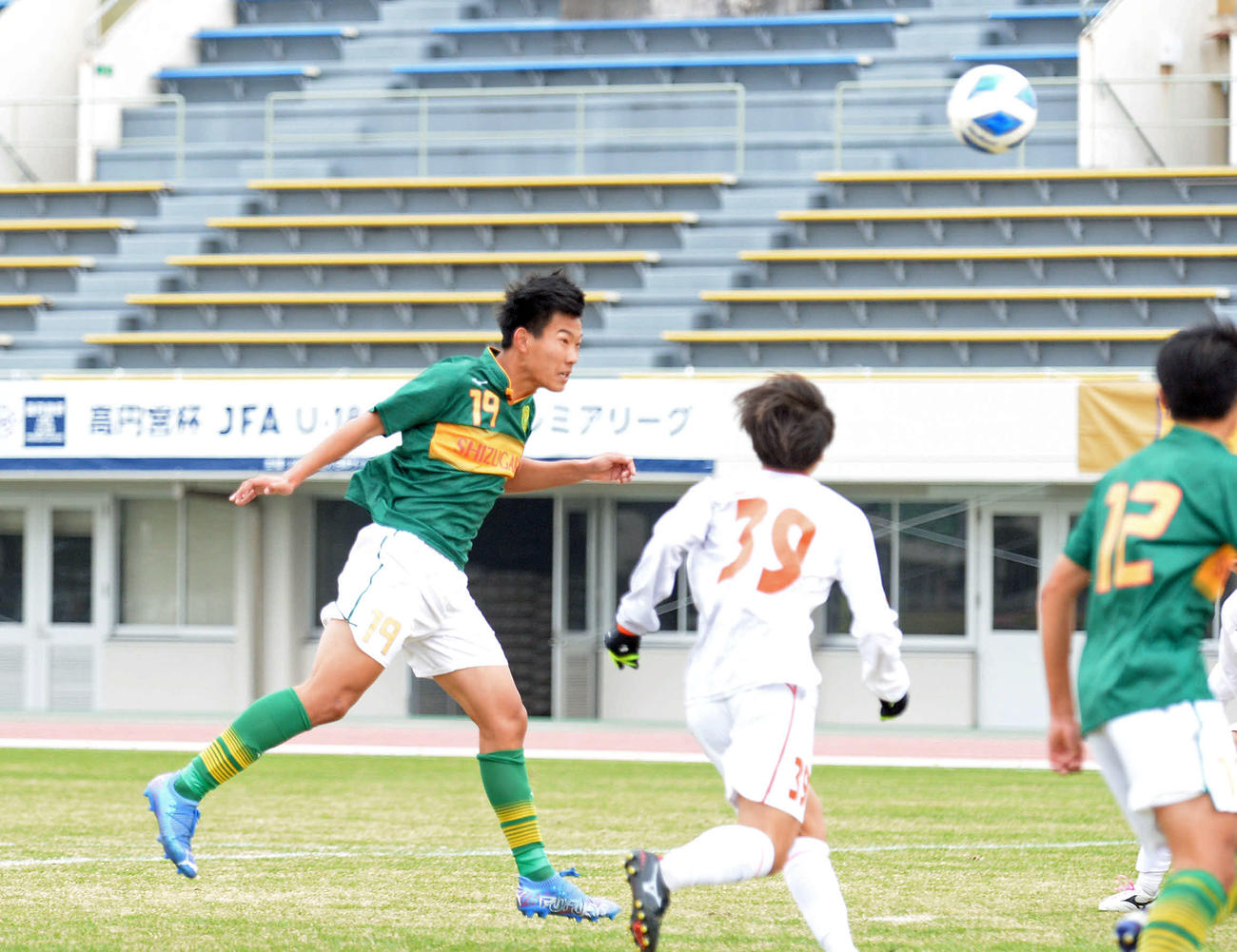 ヘディングで先制点を決める静岡学園・松永（左）