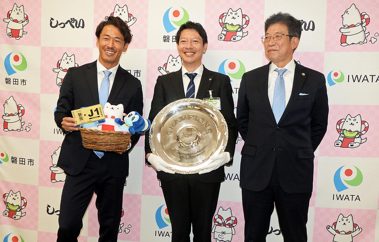 表敬訪問後に記念撮影する、右から磐田の小野社長、磐田市の草地市長、磐田・山田