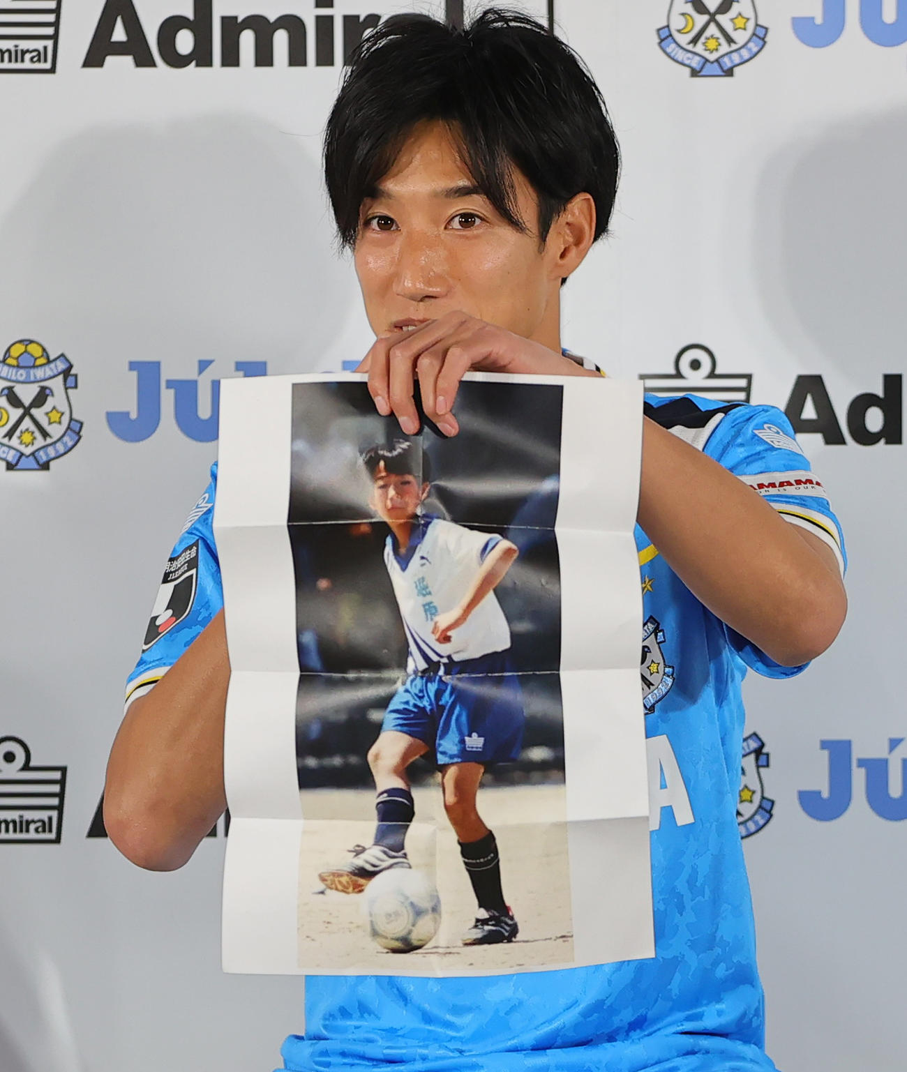 新たにオフィシャルサプライヤー契約を結んだアドミラルのユニホームを着用し会見した磐田大津は、小学生時代にアドミラルのユニホームパンツをはいていたことを披露（撮影・野上伸悟）