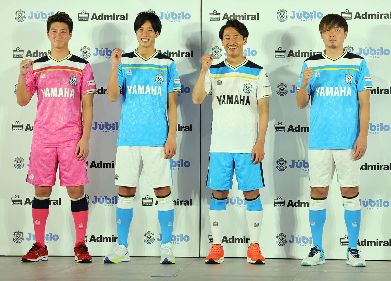 新たにオフィシャルサプライヤー契約を結んだアドミラルのユニホームを着用し会見した左から磐田三浦、大津、山田、遠藤（撮影・野上伸悟）