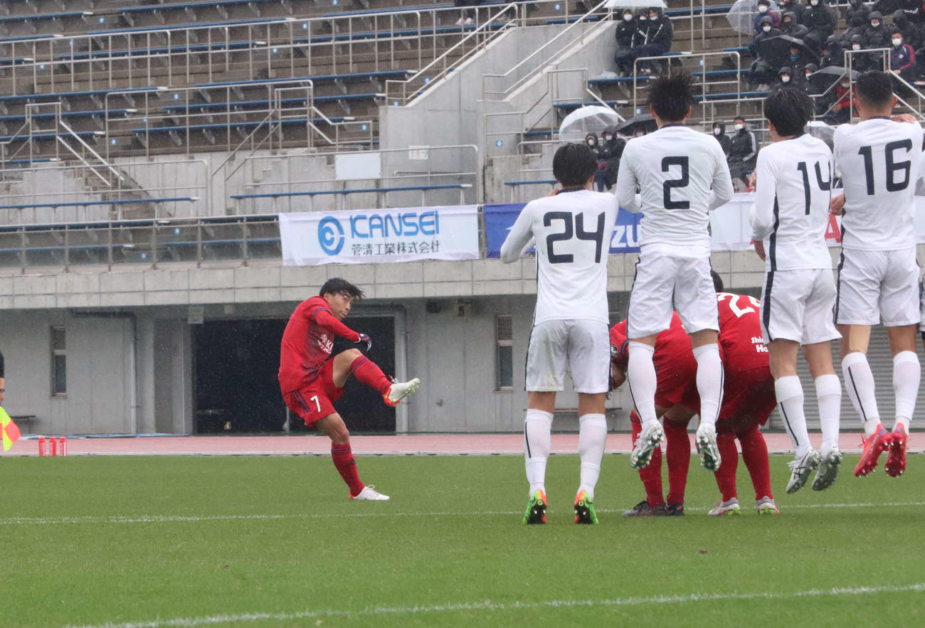 前半41分、流通経大のMF菊地泰智（左）が直接フリーキックを左隅に決め国士大に先制する