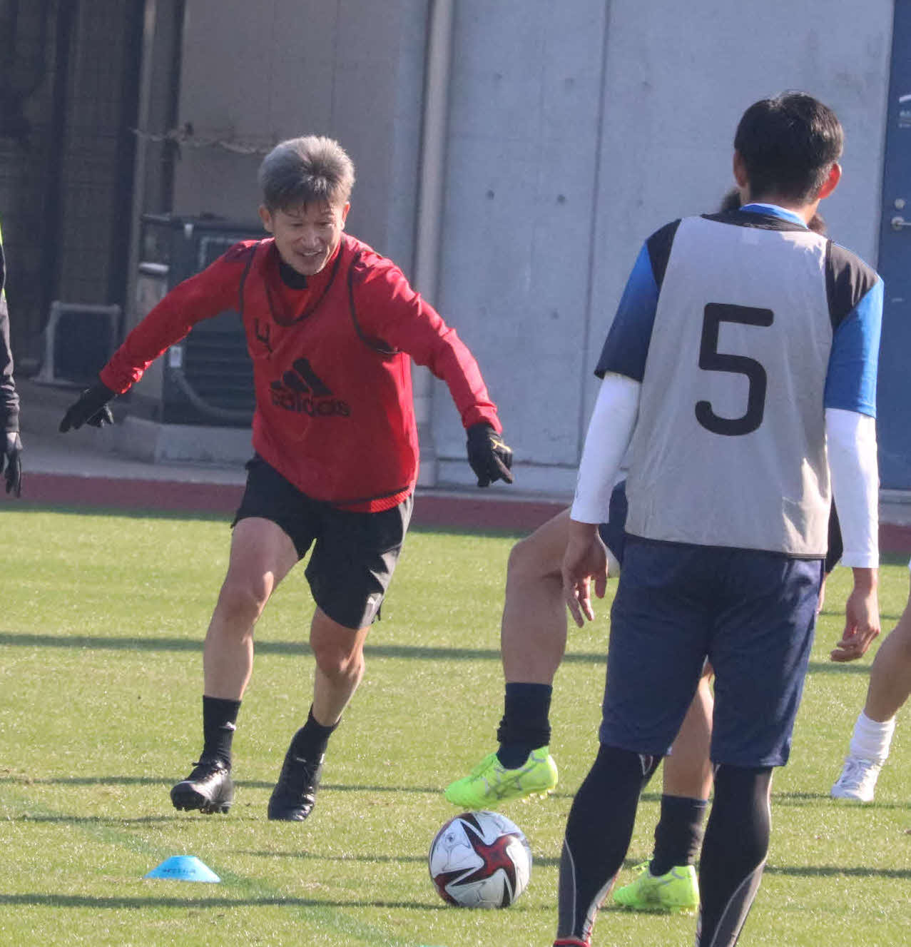 ボールを使った自主トレーニングに励む横浜FCのFWカズ