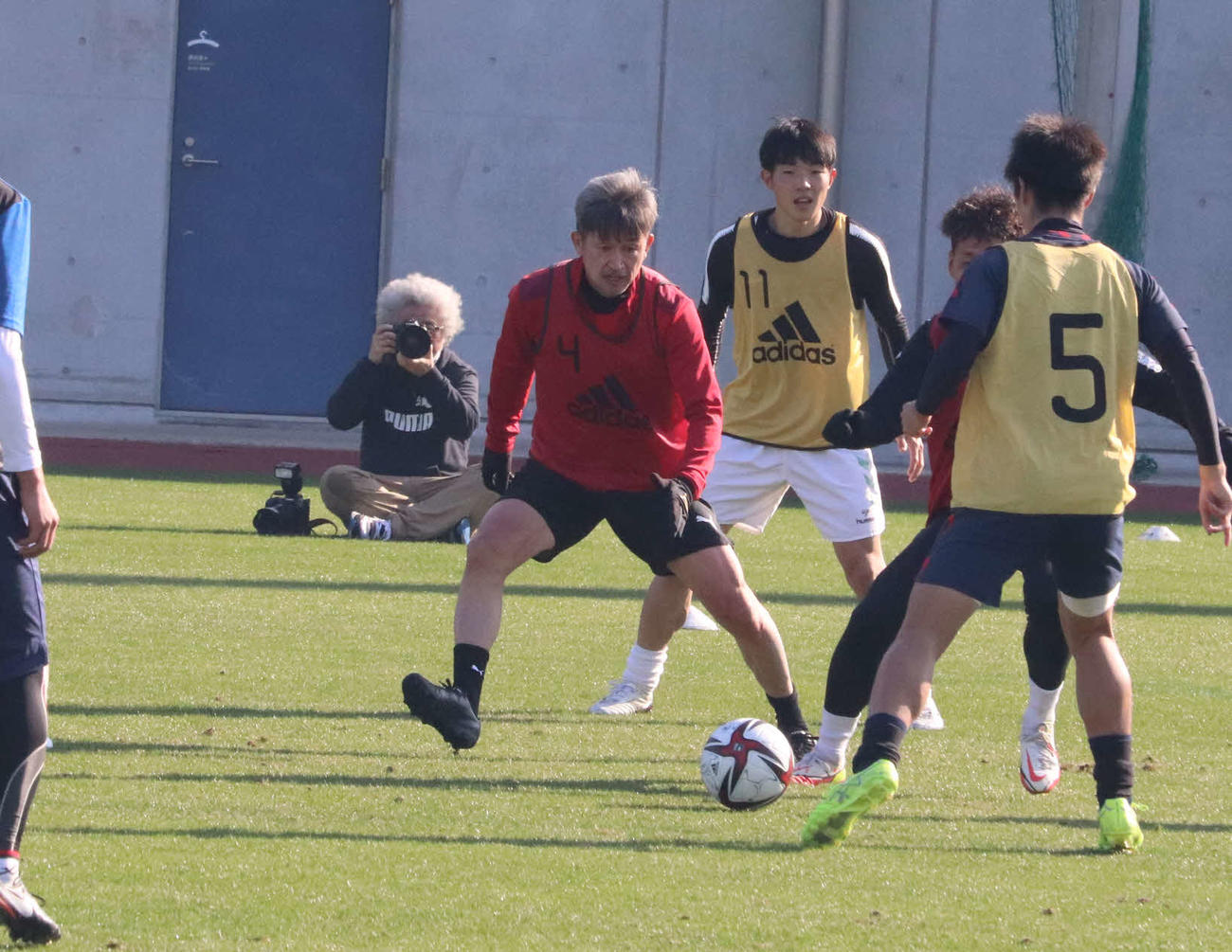 自主トレーニングで大体大の学生たちとトレーニングに励む横浜FCのFWカズ（左）