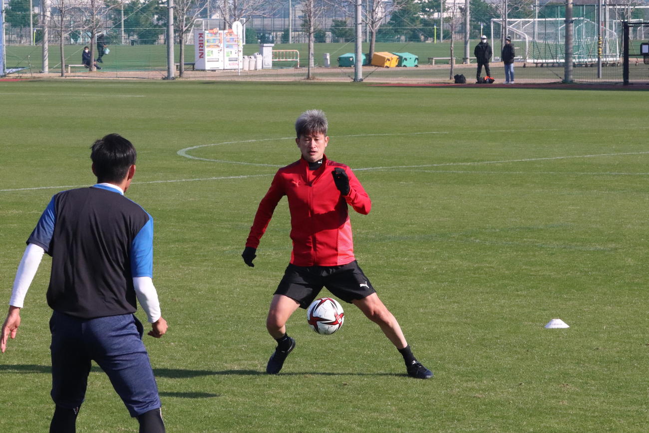 自主トレーニングに励む横浜FCのFWカズ