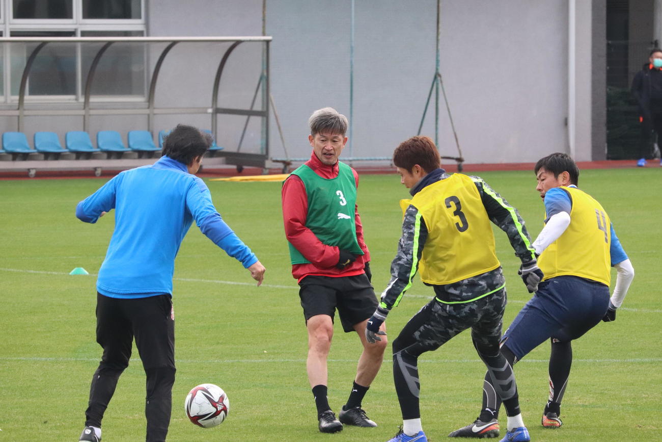 自主トレーニングでボール回しをする横浜FCのFWカズ（左から2人目）