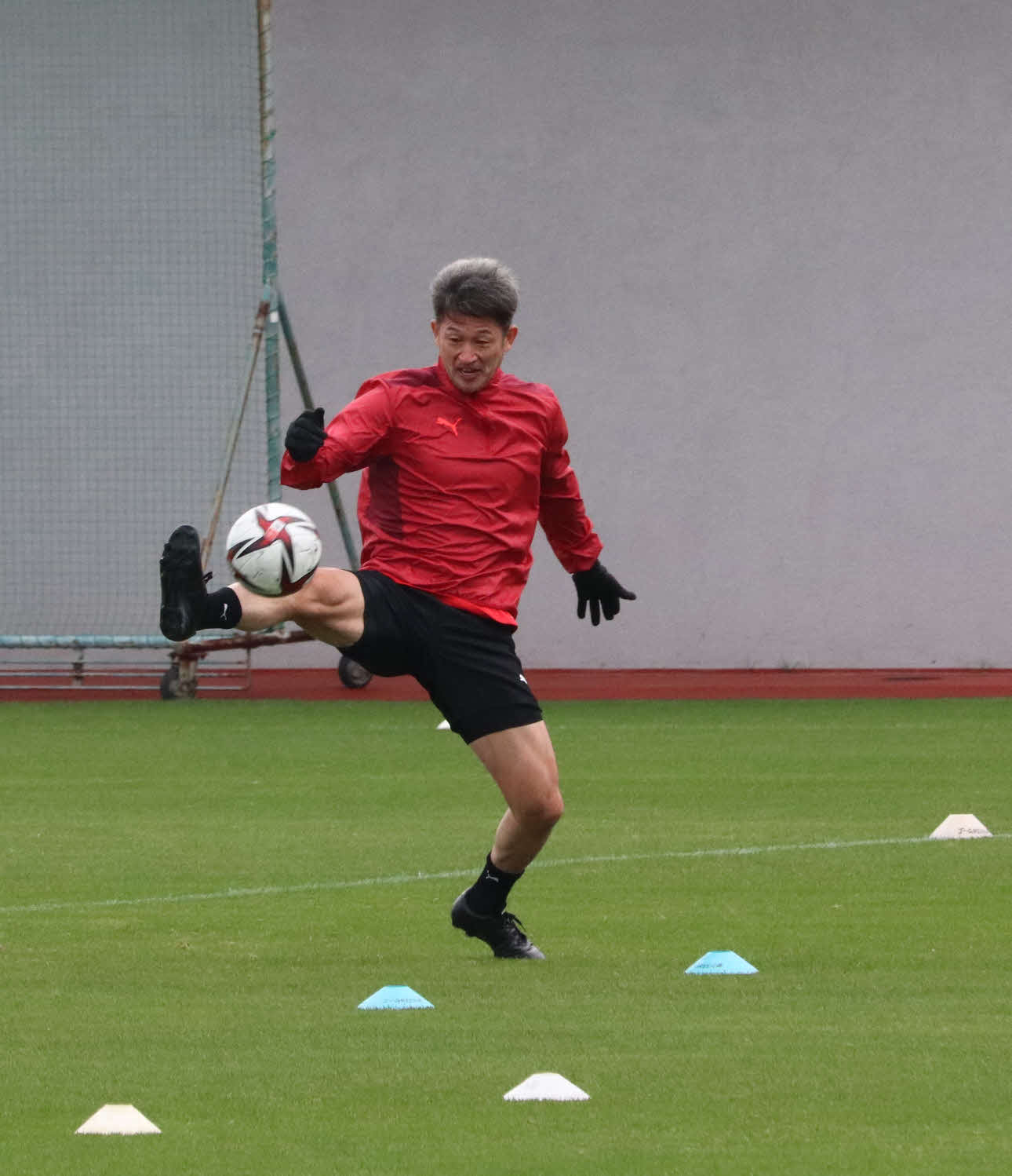 自主トレーニングに励む横浜FCのFWカズ