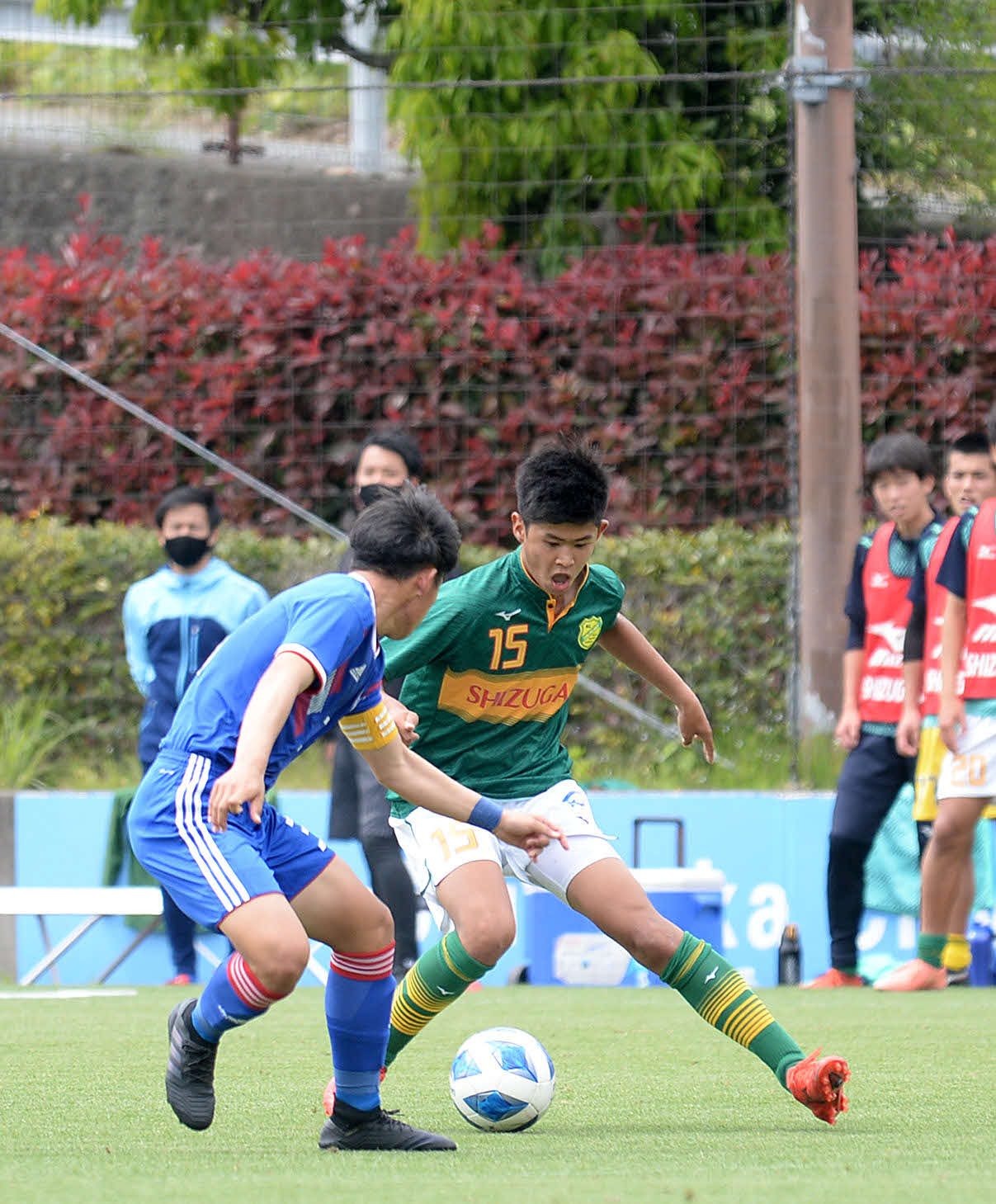 ドリブルで仕掛ける静岡学園・持山