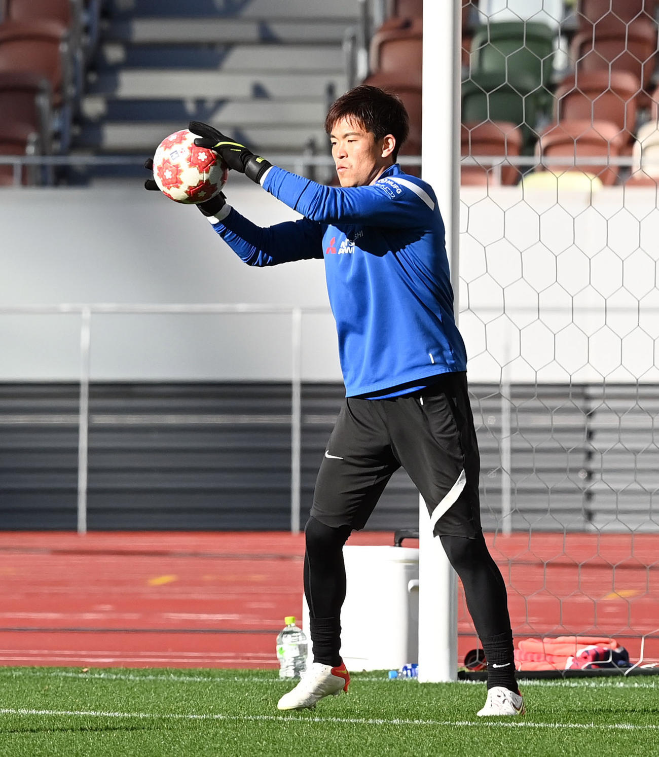 調整する浦和GK西川（撮影・たえ見朱実）
