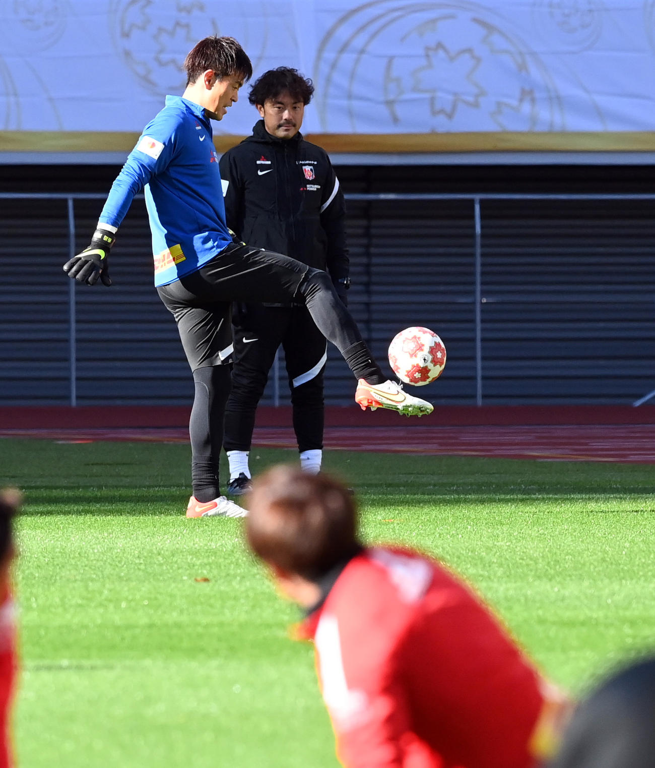 調整する浦和GK西川（撮影・たえ見朱実）