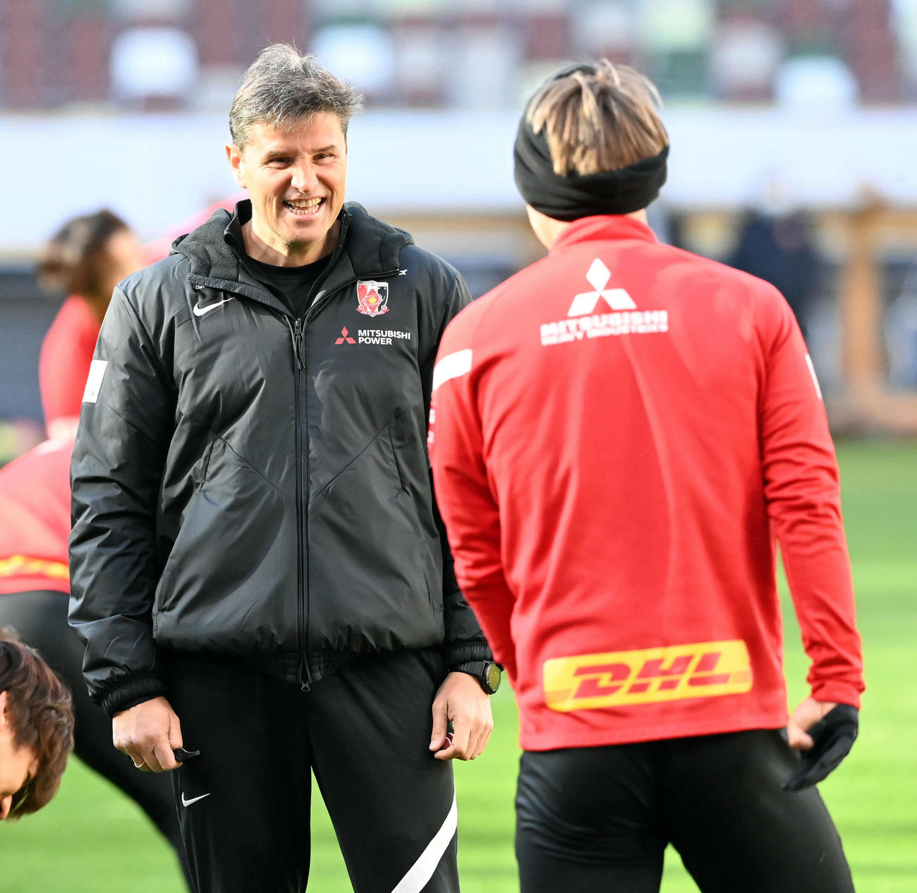 選手と談笑する浦和ロドリゲス監督（撮影・たえ見朱実）