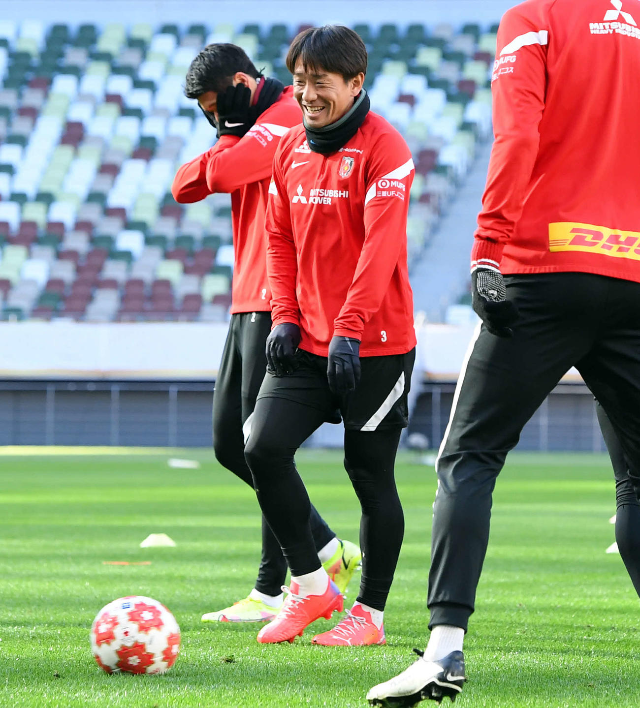前日練習で笑顔を見せる浦和宇賀神（撮影・たえ見朱実）