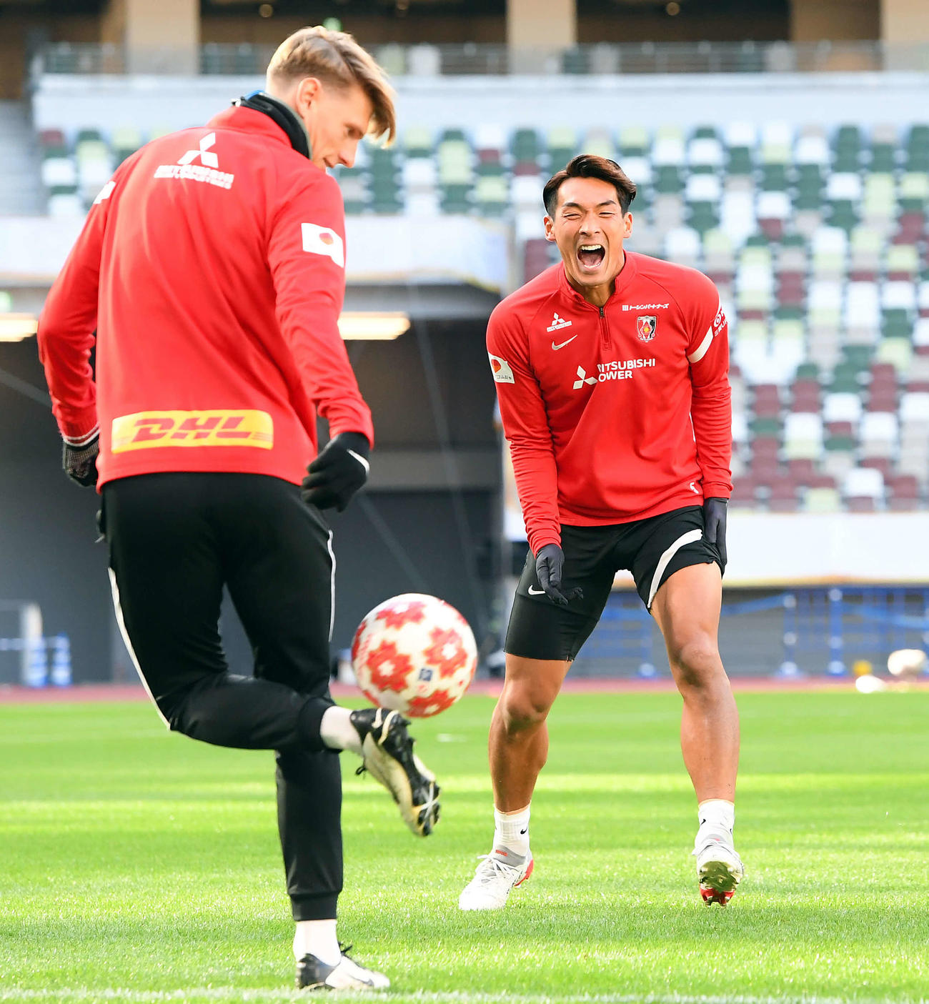 前日練習で笑顔を見せる浦和槙野。左はユンカー（撮影・たえ見朱実）