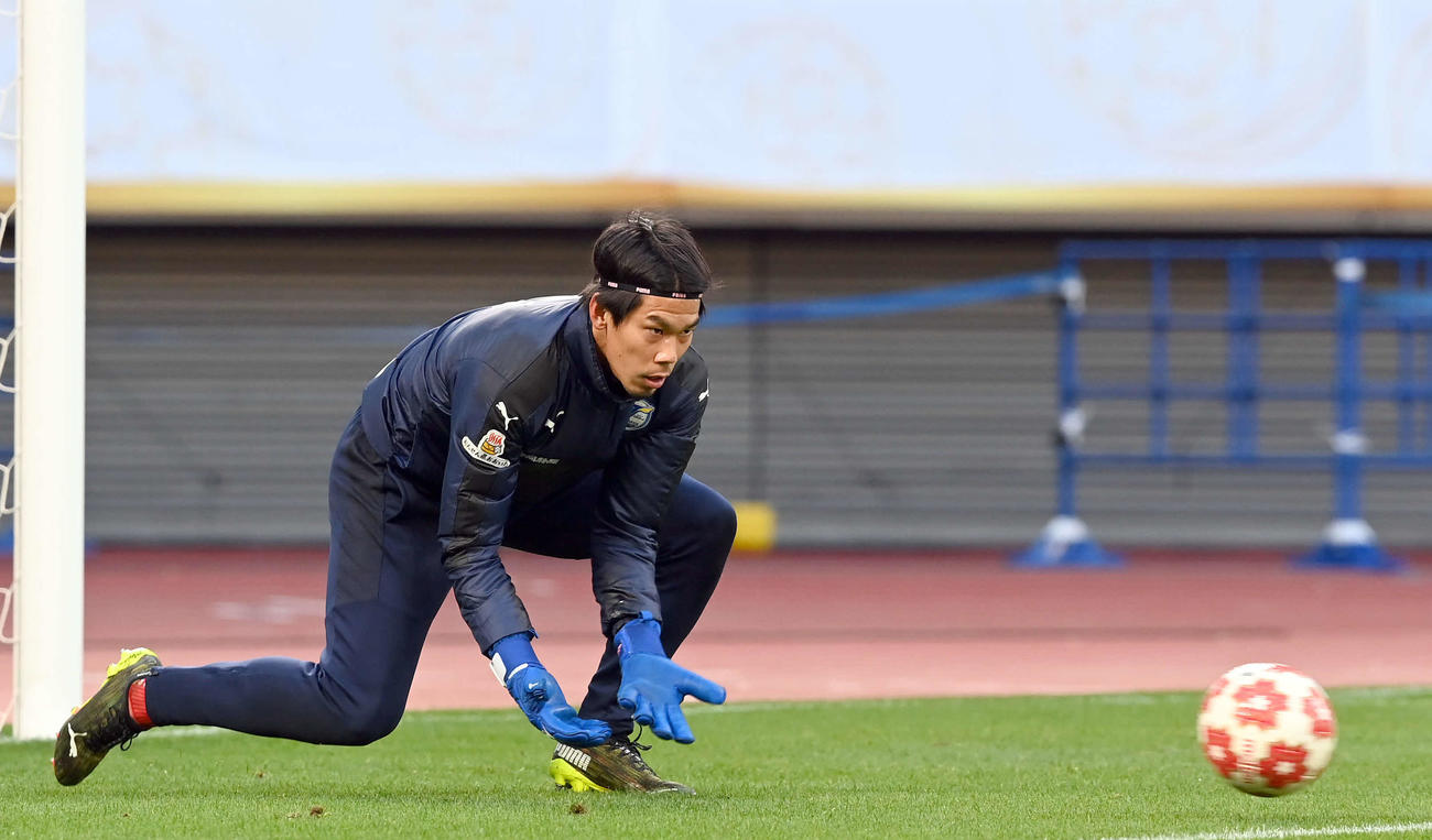 軽快な動きを見せる大分GK高木（撮影・たえ見朱実）