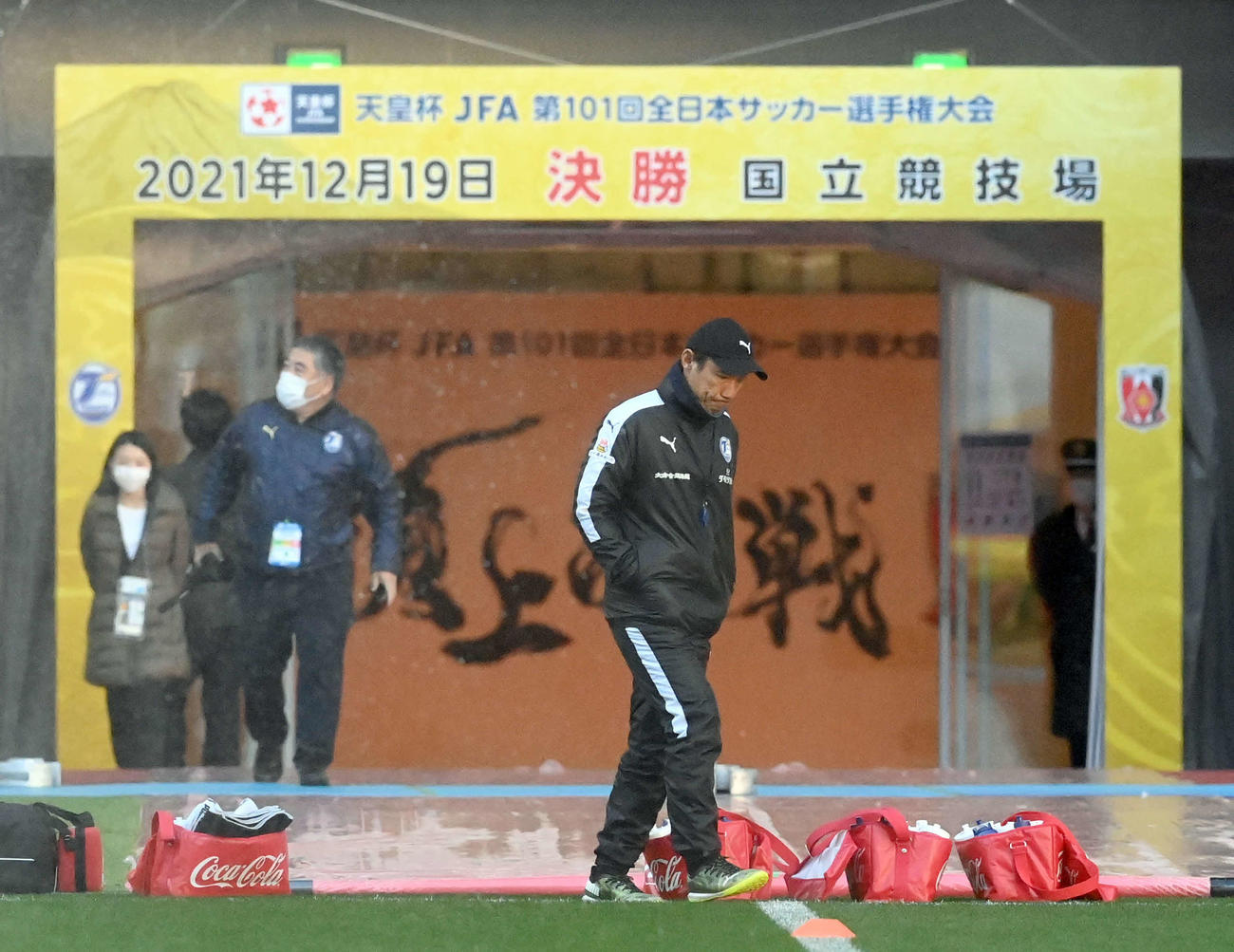 浦和との決勝を前に、国立競技場で前日練習を行った大分片野坂監督（撮影・たえ見朱実）