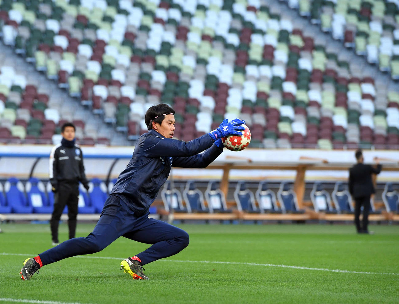 軽快な動きを見せる大分GK高木（撮影・たえ見朱実）