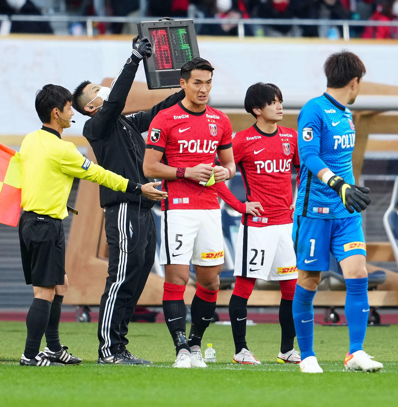 浦和対大分　後半、途中出場前に浦和GK西川（右端）から主将マークを受け取った槙野（中央）（撮影・江口和貴）